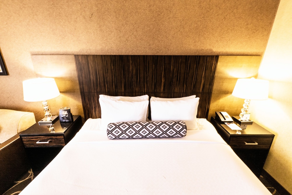 Crowne Plaza Newark Airport 25/50