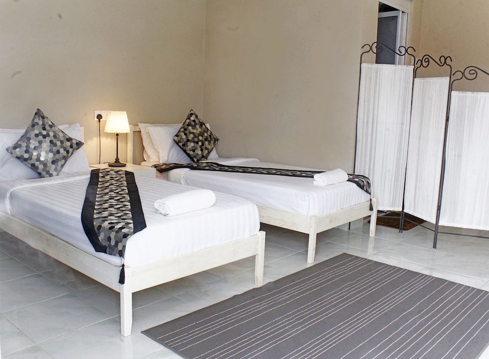 ROOM, TWIN BEDS