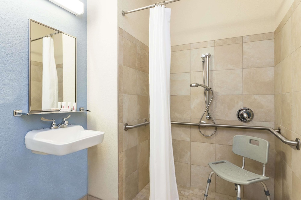 Microtel Inn & Suites by Wyndham Spring Hill/Weeki Wachee 12/30