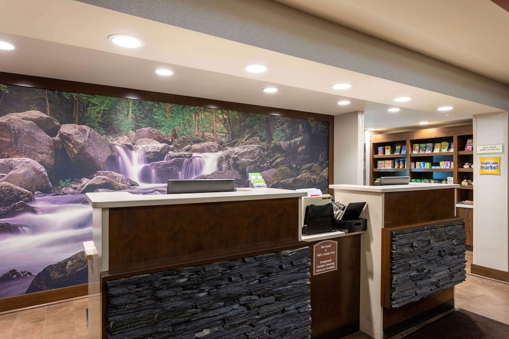 La Quinta Inn Suites Pigeon Forge 5/64