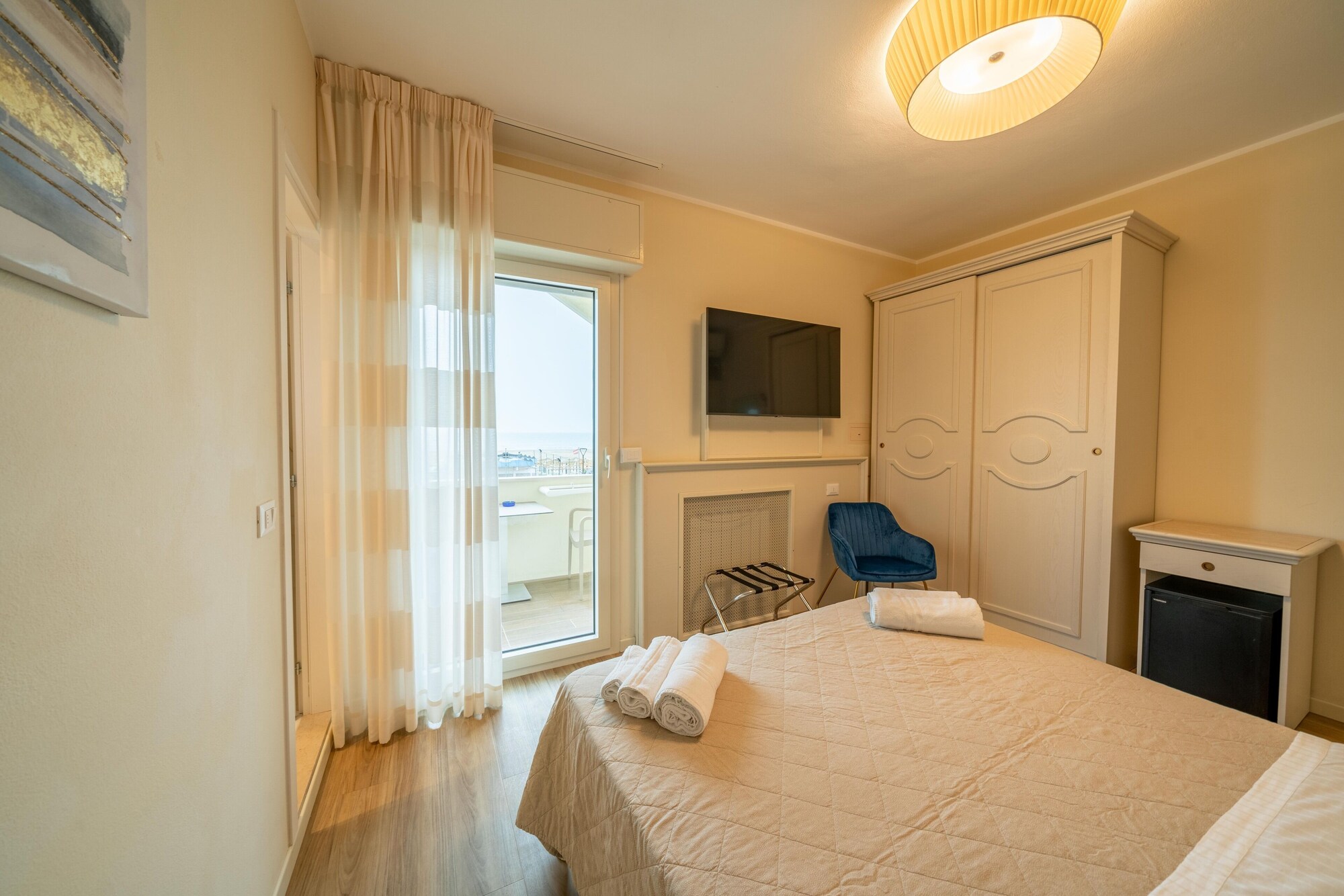 SUPERIOR, QUEEN BED