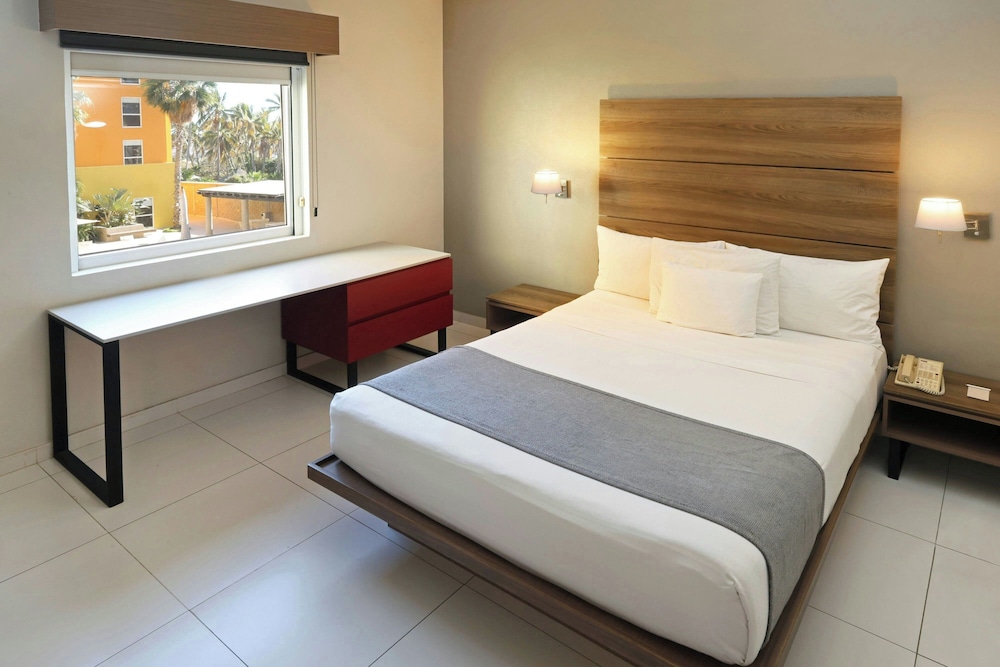 Suite, Queen Bed, Sofa