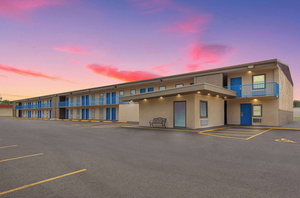 Super 8 by Wyndham Paducah I-24 Exit 4 8/60