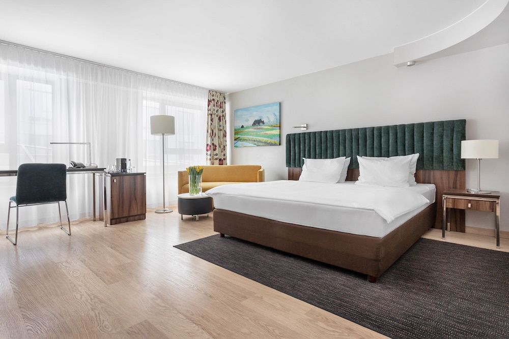 STUDIO, KING BED