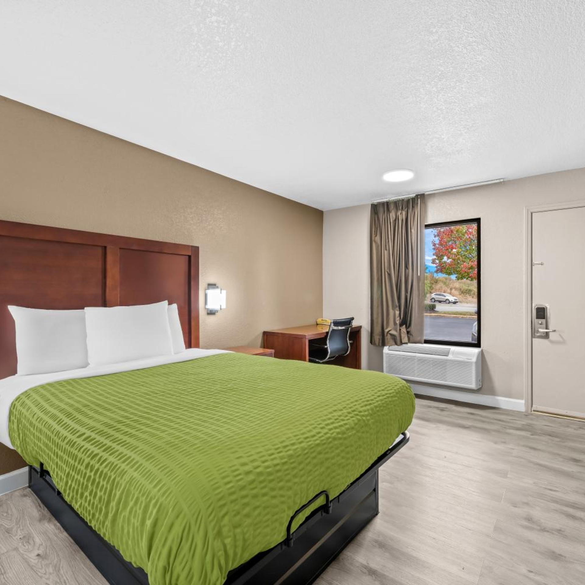 Room, Queen Bed, Exterior Entrance، Econo Lodge Kannapolis - Concord 5/10