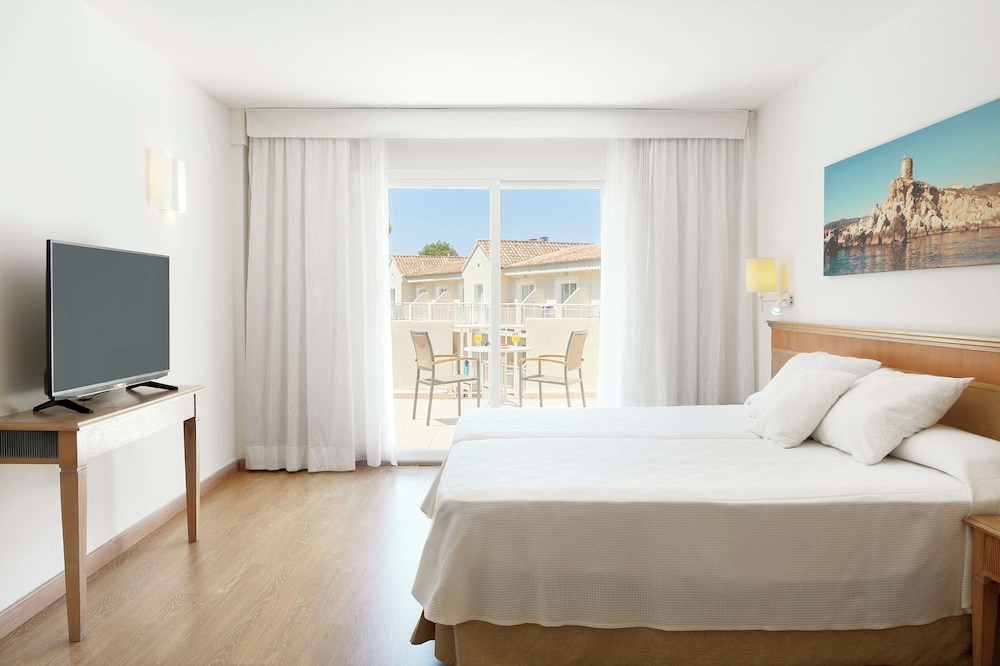 Iberostar Waves Club Cala Barca 11/50