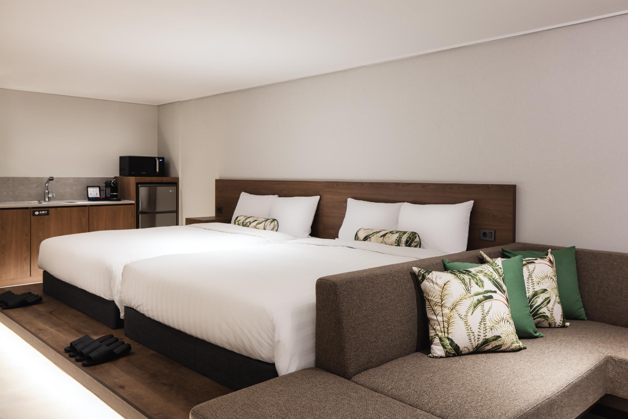Kensington, Premier, 2 King Beds, Garden View