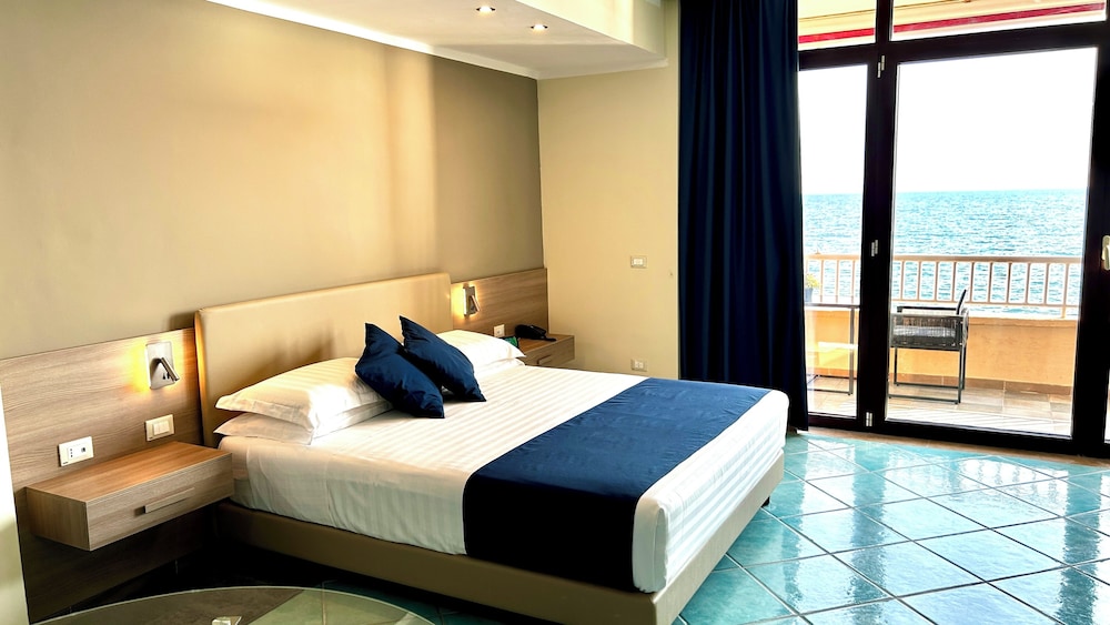 DELUXE, KING BED