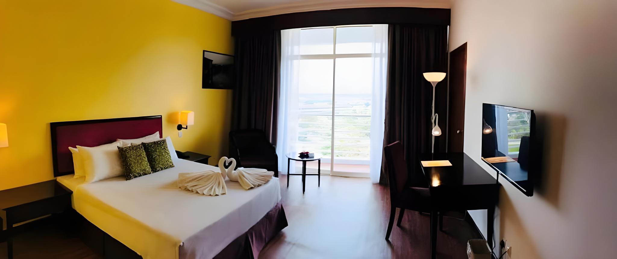 Standard, Queen Bed, Town View
