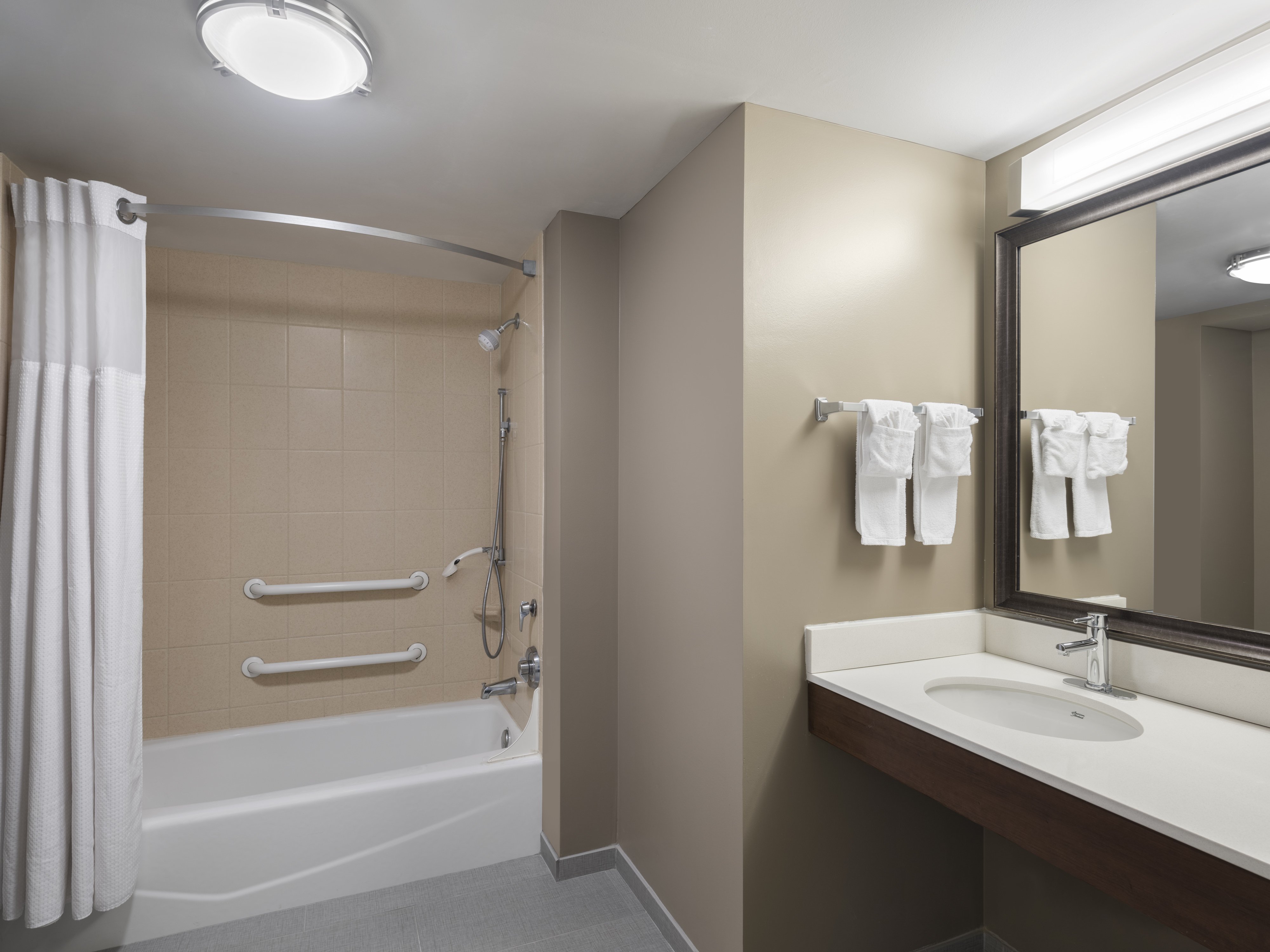 Staybridge Suites Indianapolis Airport 68/70