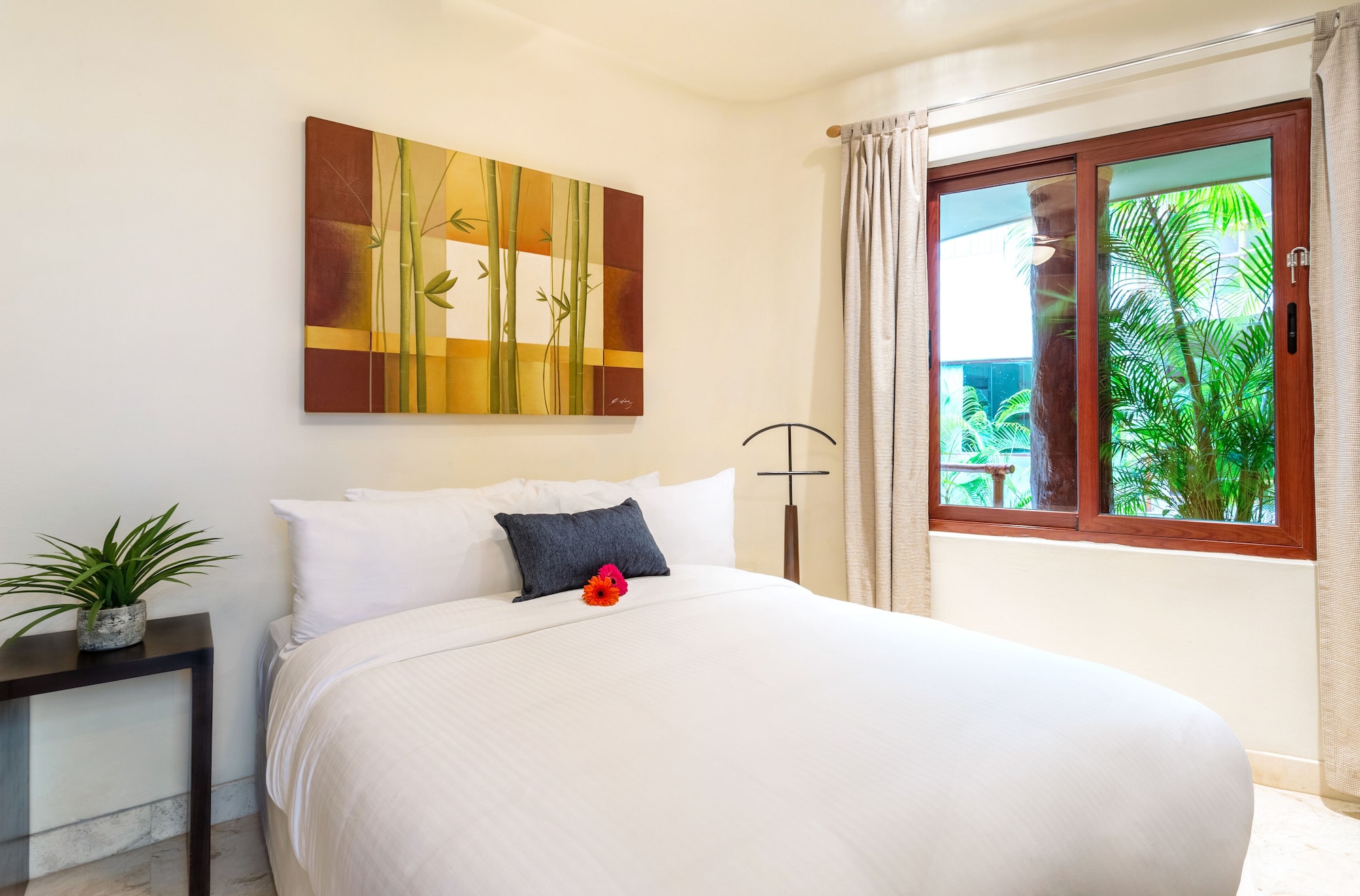 3 BEDROOMS, CONDO, FAMILY, KITCHEN