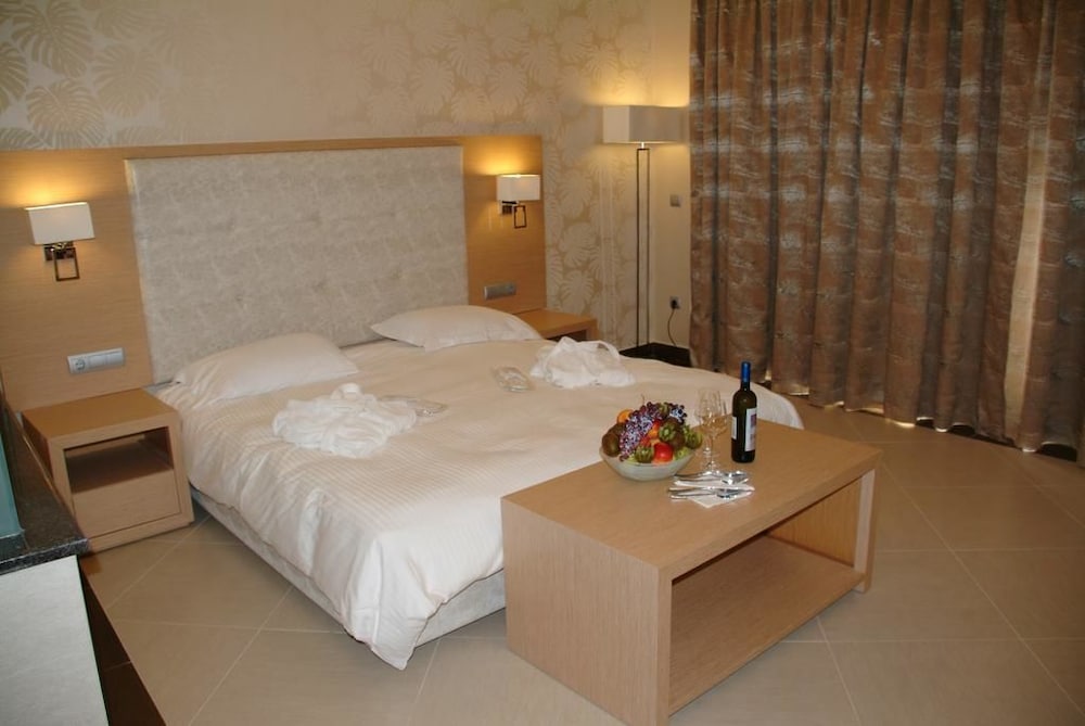 Ionian Emerald Resort 6/30