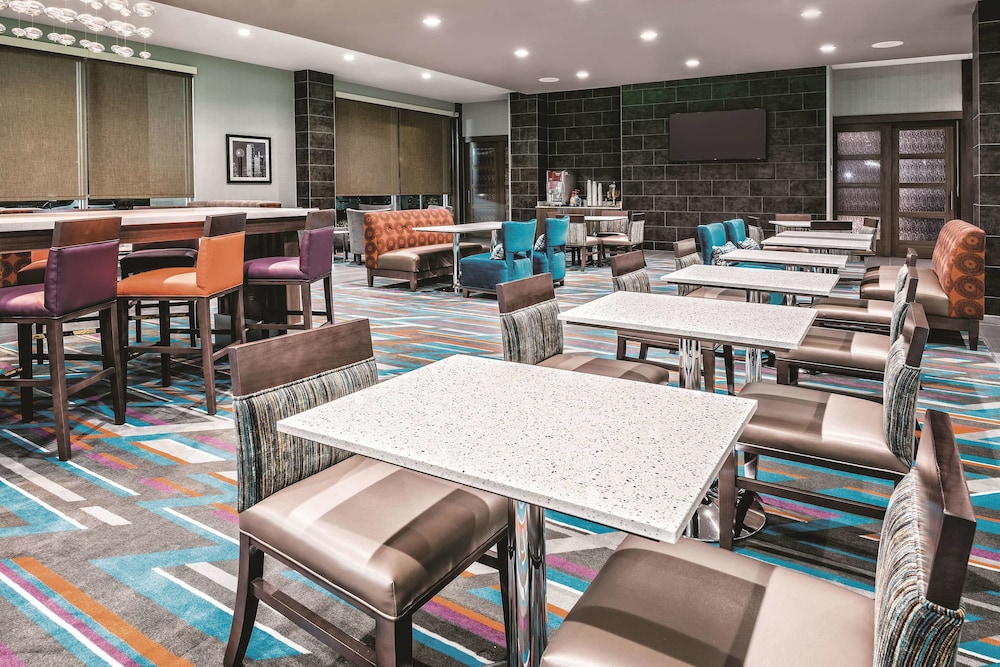 La Quinta Inn & Suites by Wyndham Dallas Grand Prairie North 32/42