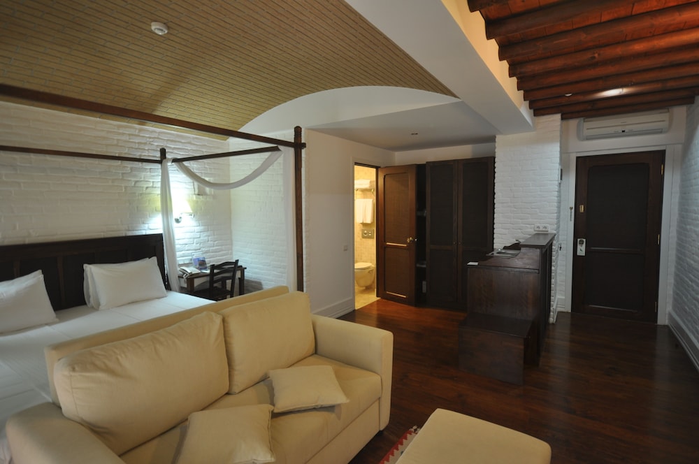 El Vino Hotel Suites 12/50
