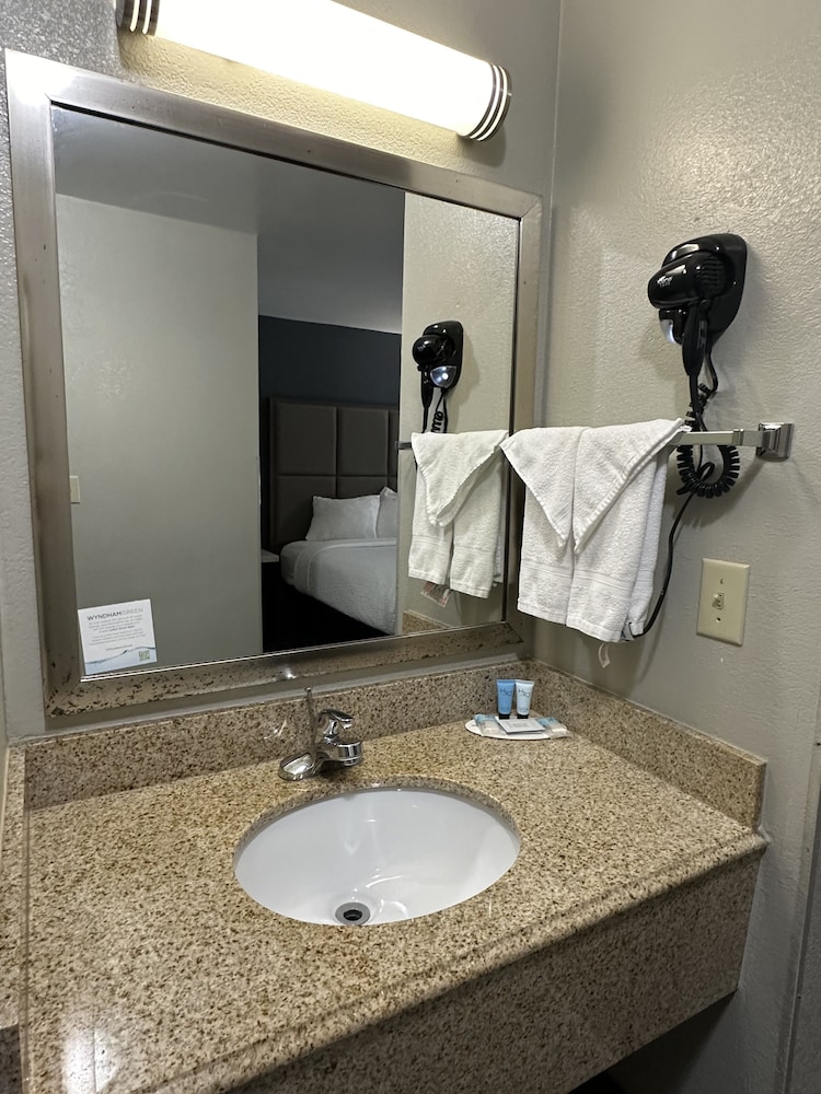 Days Inn & Suites By Wyndham Downtown Gatlinburg Parkway 66/68