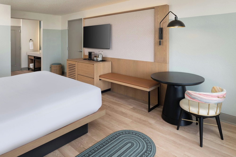 ROOM, KING BED