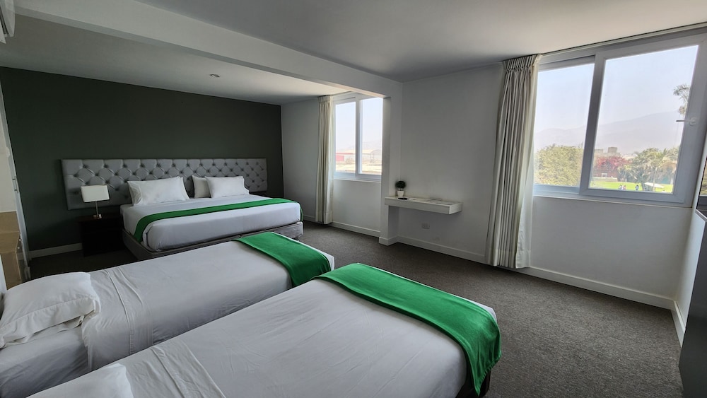 ROOM, QUADRUPLE