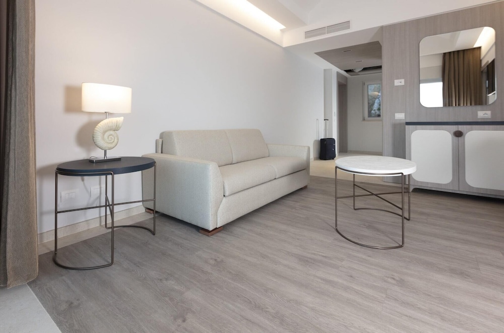 SUMMIT HOTEL 44/70