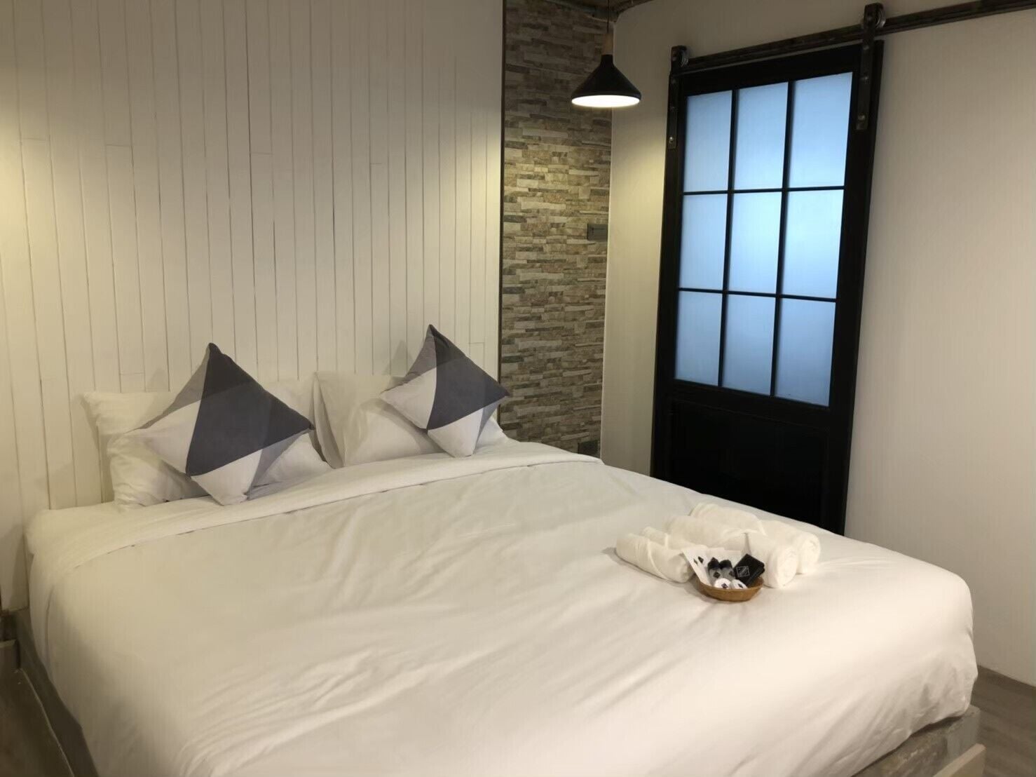DELUXE, KING BED