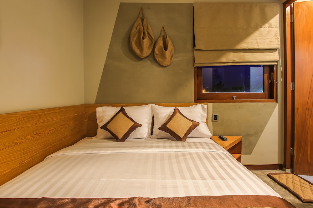 DELUXE, DOUBLE BED
