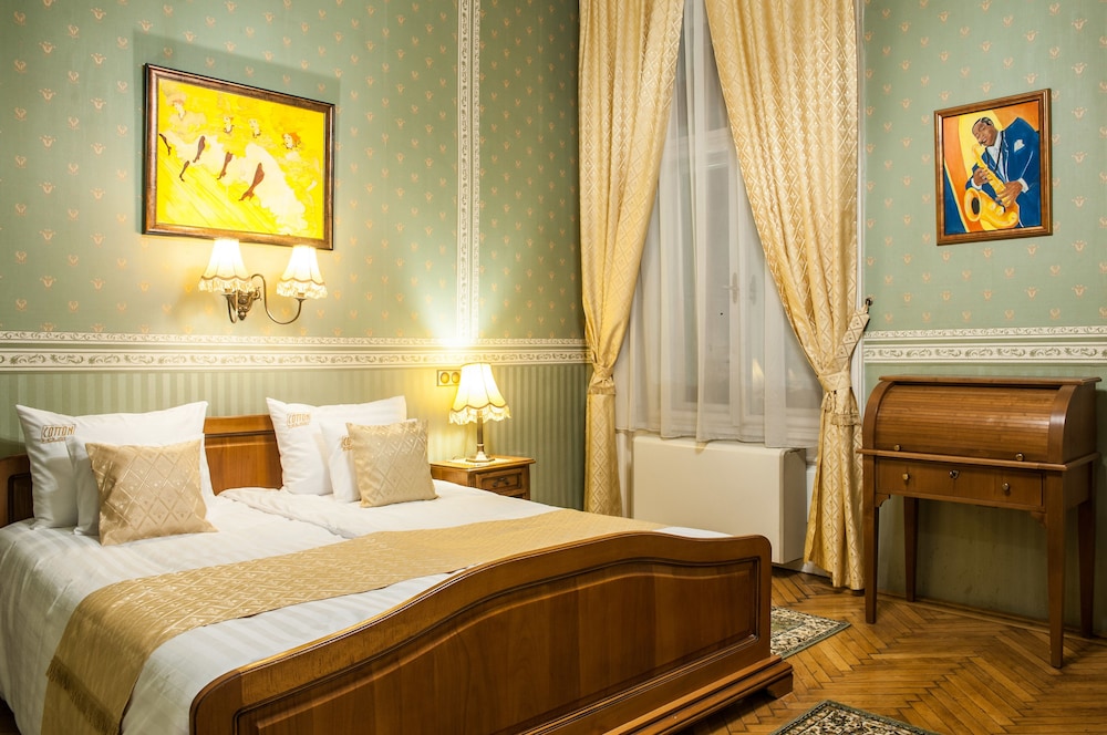 SUPERIOR, QUEEN BED