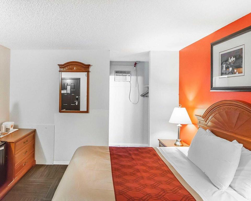 Upgrade, Queen Bed، Econo Lodge Inn & Suites Drumheller 2/4