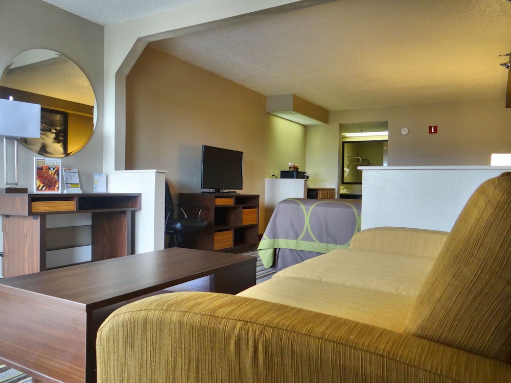 Super 8 by Wyndham Pigeon Forge Dollywood Lane 25/56