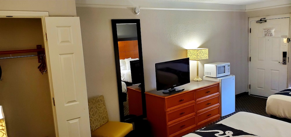Days Inn by Wyndham Gainesville University I-75 24/37