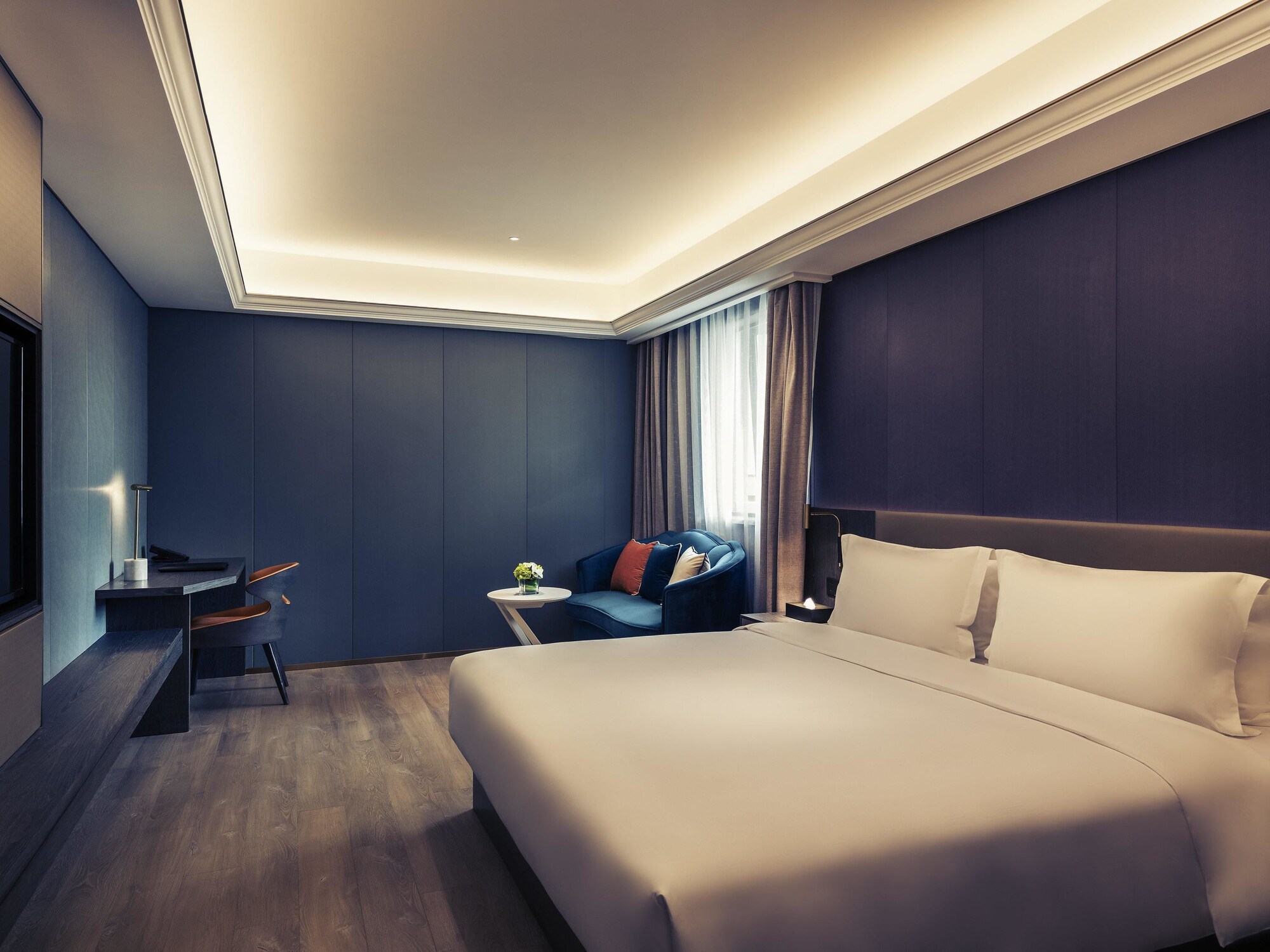 PRIVILEGE, KING BED