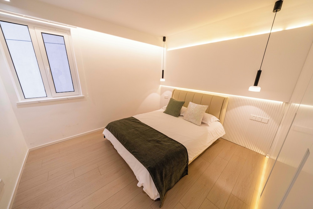 Senior, Apartment, 1 Queen and 1 Double Bed، Book and Bed-People's Square 6/10