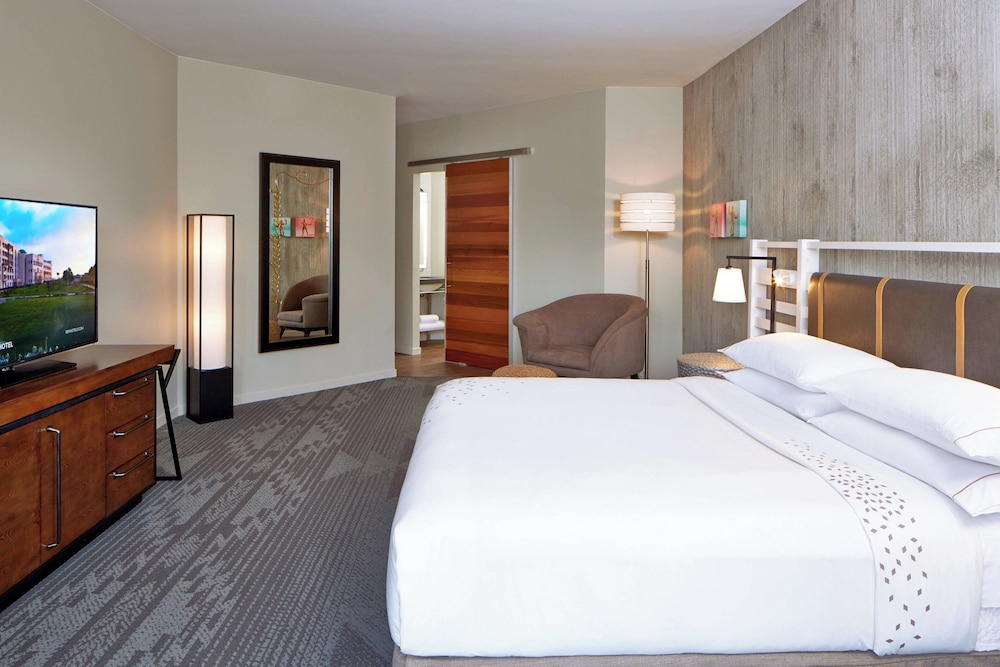 Club, King Bed