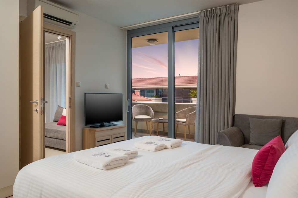 1 BEDROOM, SUPERIOR, APARTMENT