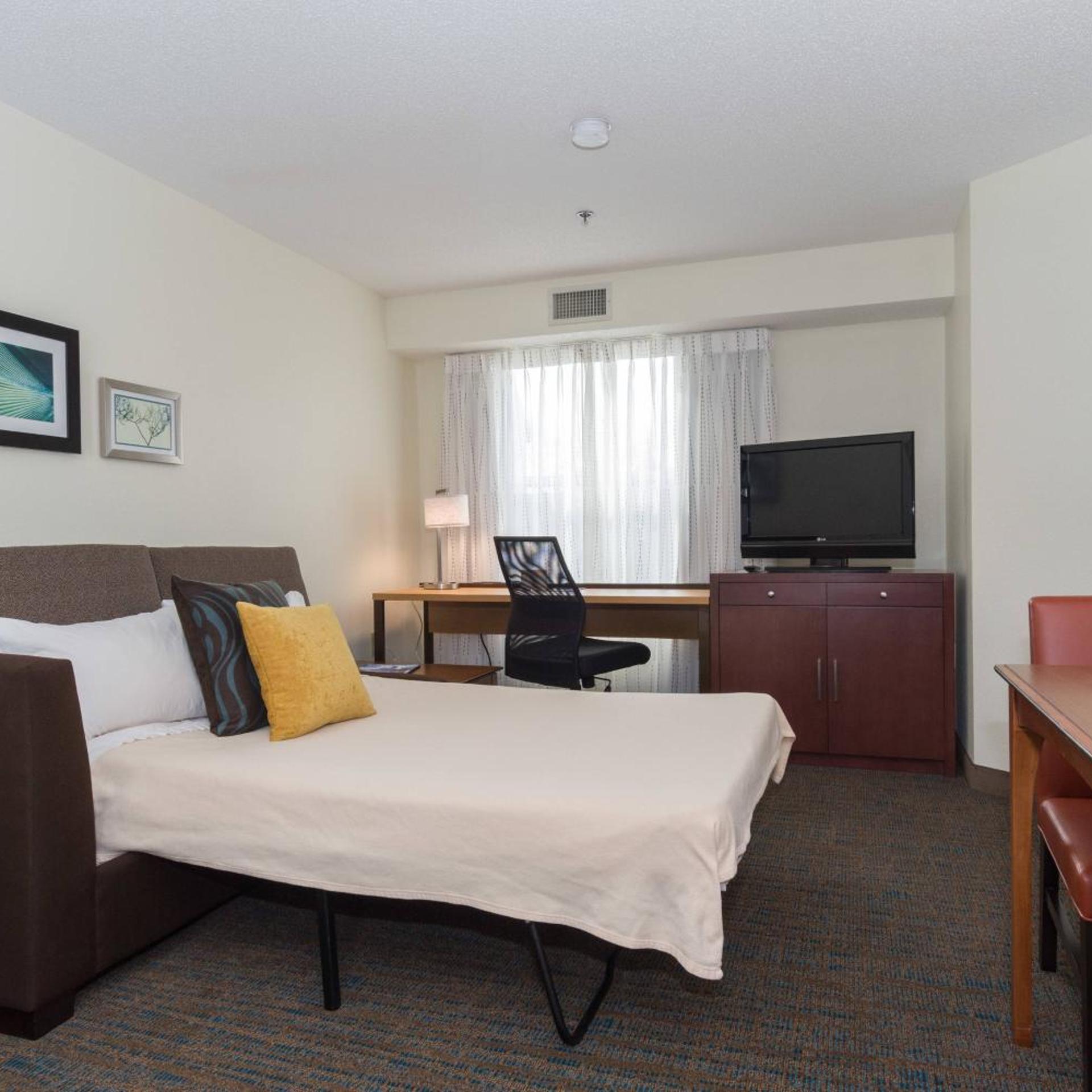 Studio, Queen Bed, Sofa