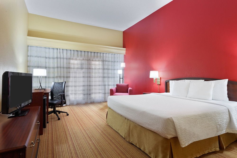 Courtyard Chesapeake Greenbrier 10/42