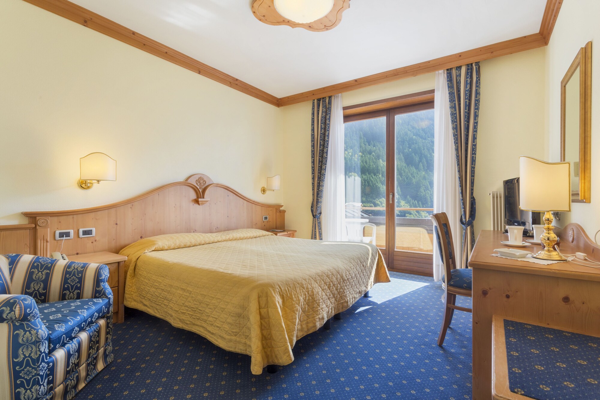DOUBLE OR TWIN BED, LAKE VIEW, BALCONY