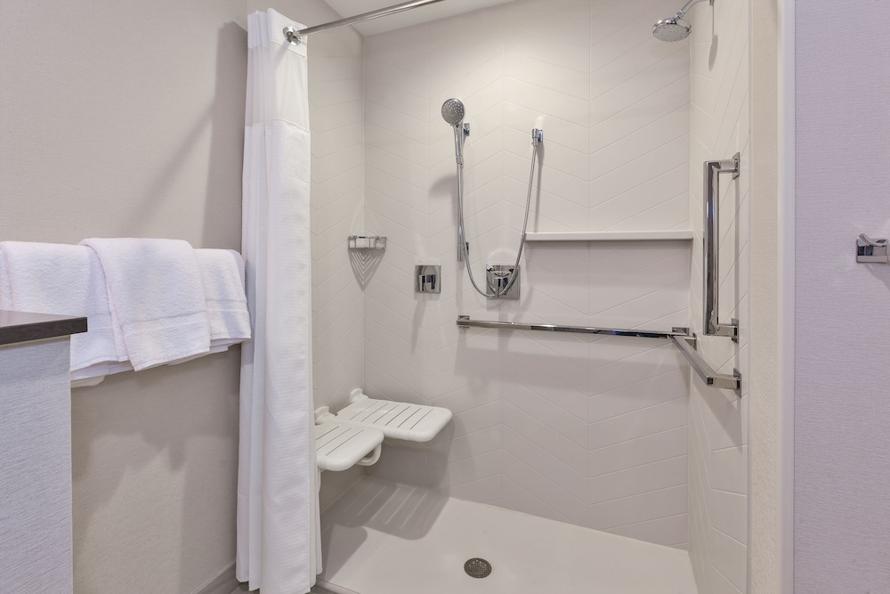 Fairfield Inn & Suites by Marriott Grand Rapids North 33/33