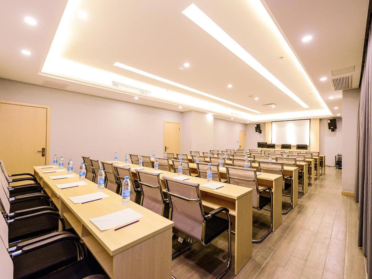 Lavande Hotel (Chengdu Xinjin Rulin Road Metro Station) 33/37