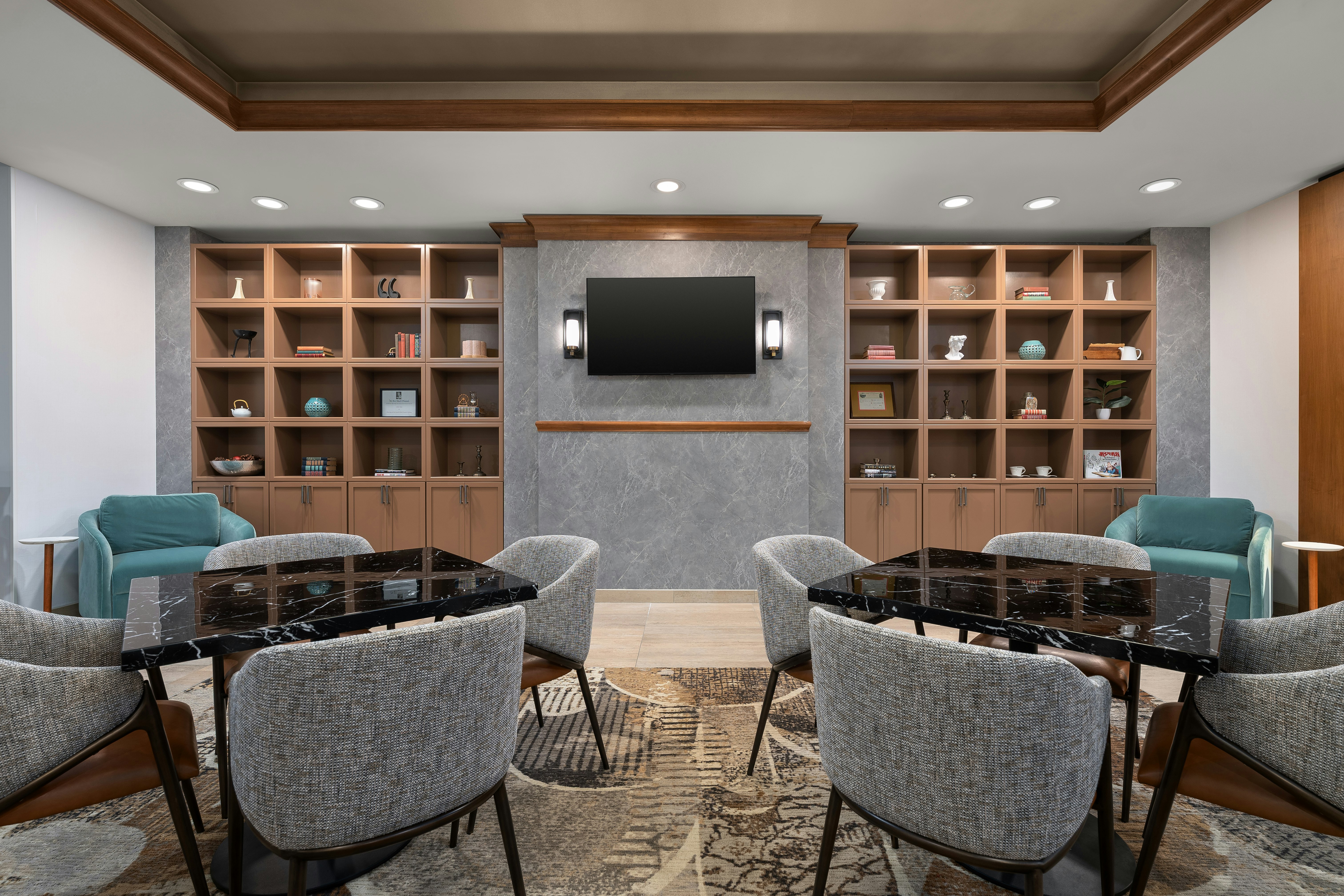 Hampton Inn Suites Cincinnati Downtown 68/72
