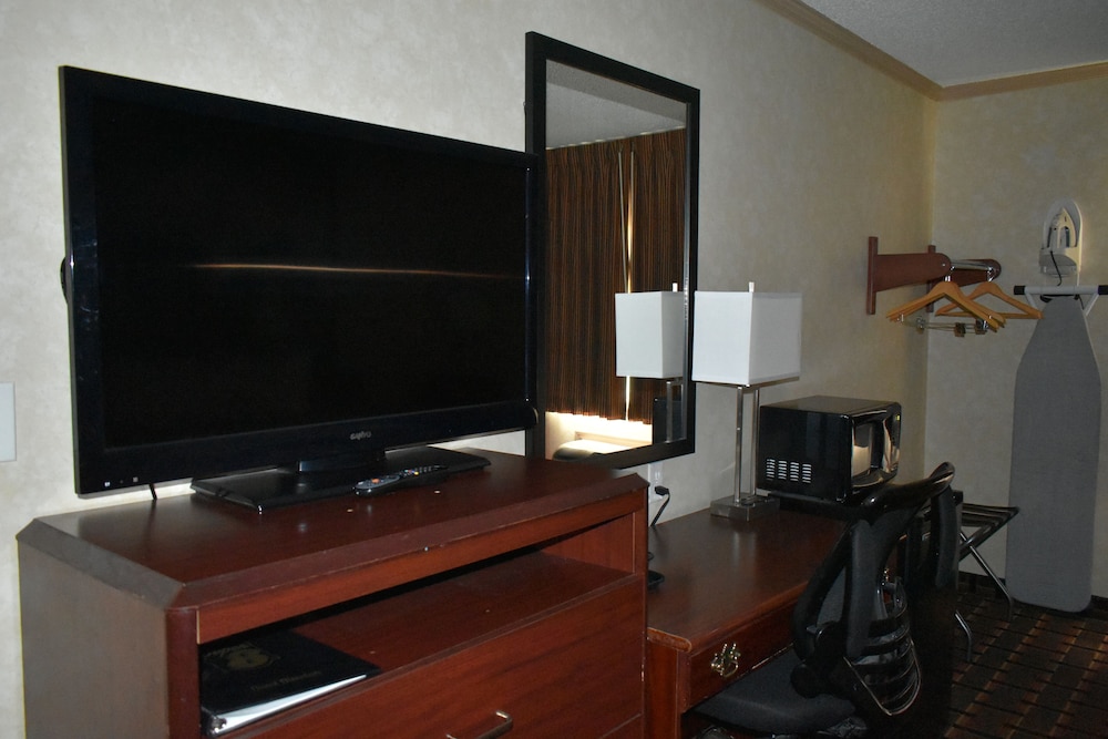 Spark by Hilton Maumee Toledo 33/37