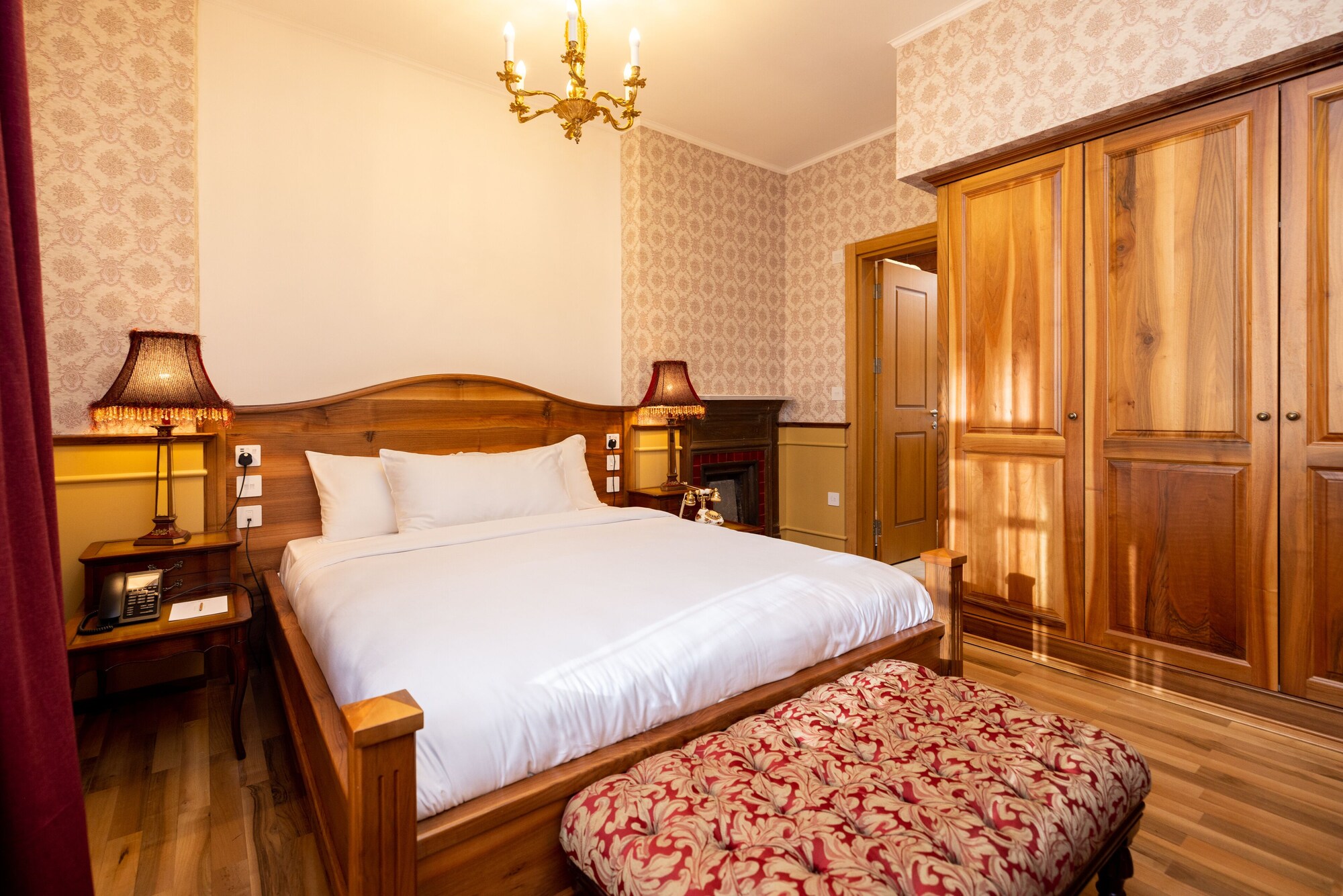 DELUXE, SUITE
