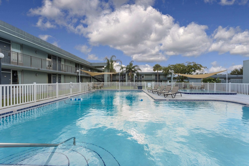 Super 8 by Wyndham Ocala I-75 7/56