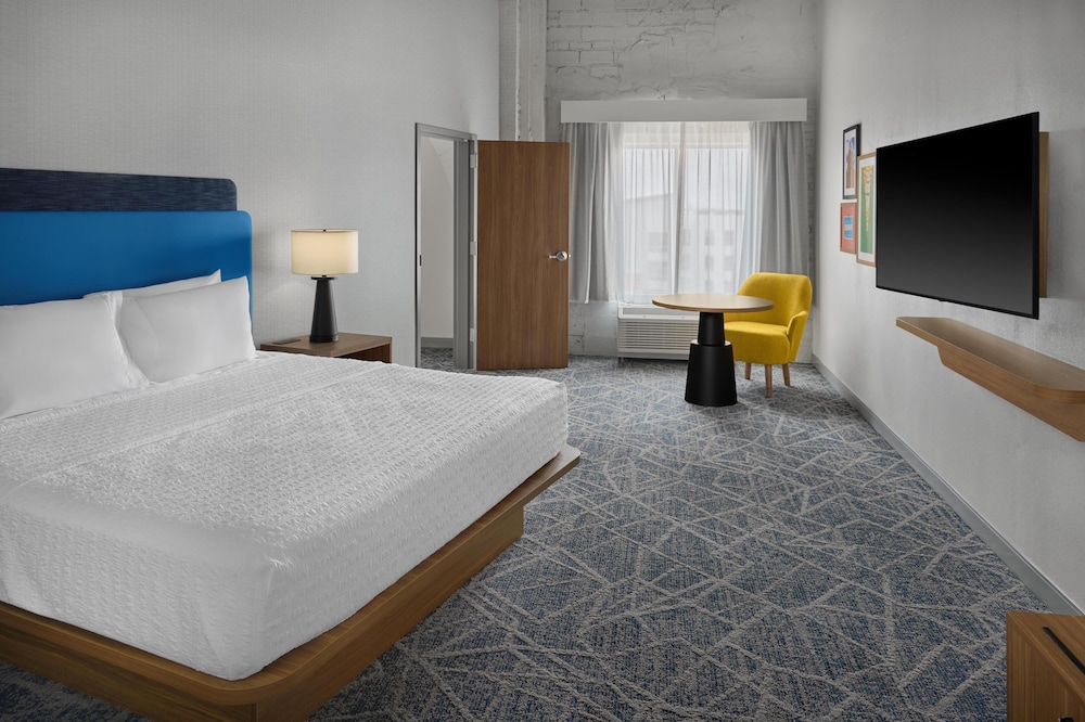 Suite, King Bed, Accessible