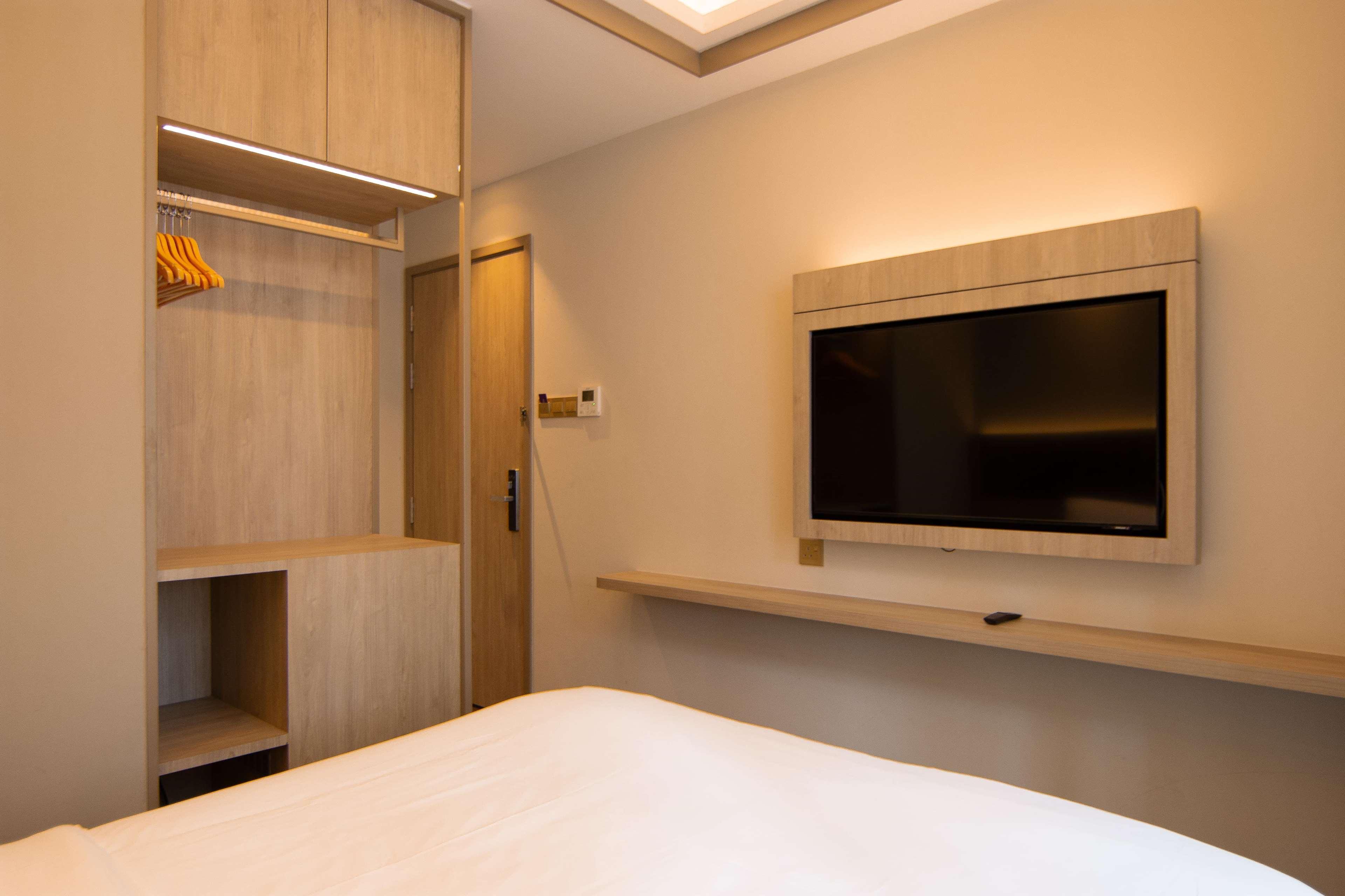 Aqueen Prestige Hotel Jalan Besar 21/42
