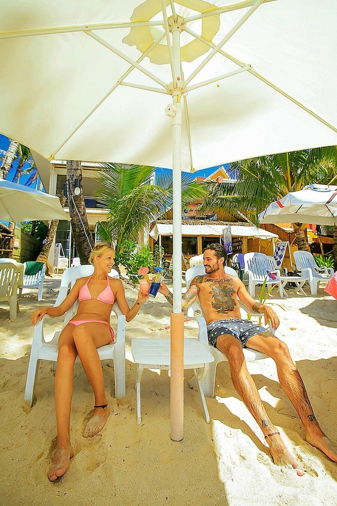 Grand Blue Beach Hotel 68/77
