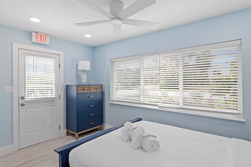 Palm, Retreat, House, 2 Queen and Twin Beds, 2 Sofa, Private Bathroom