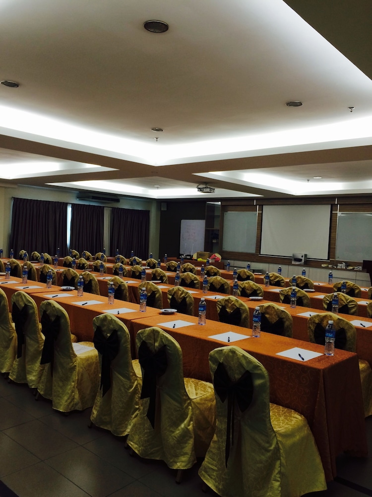 Grand Court Hotel 54/56