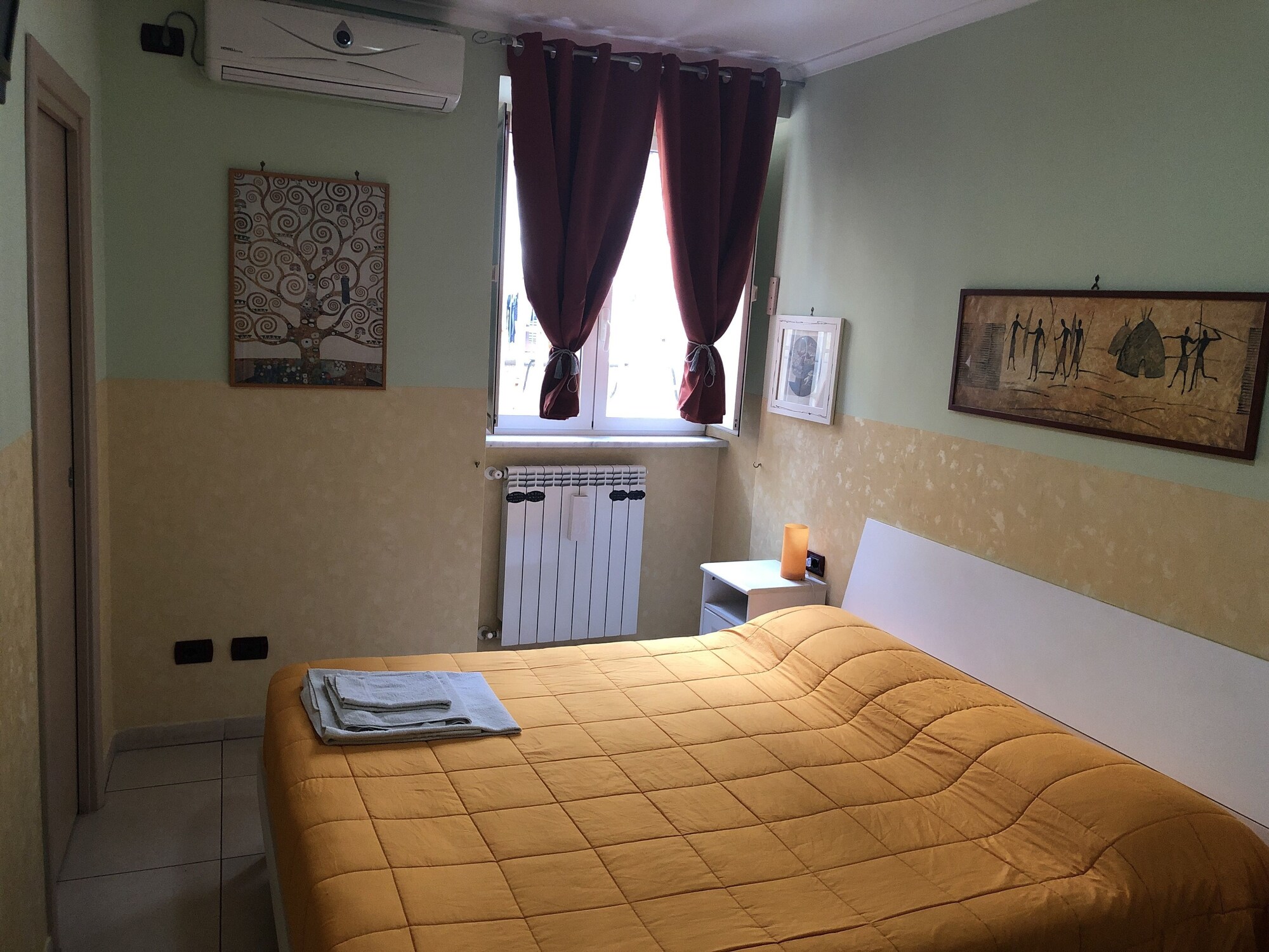 ROOM, DOUBLE BED