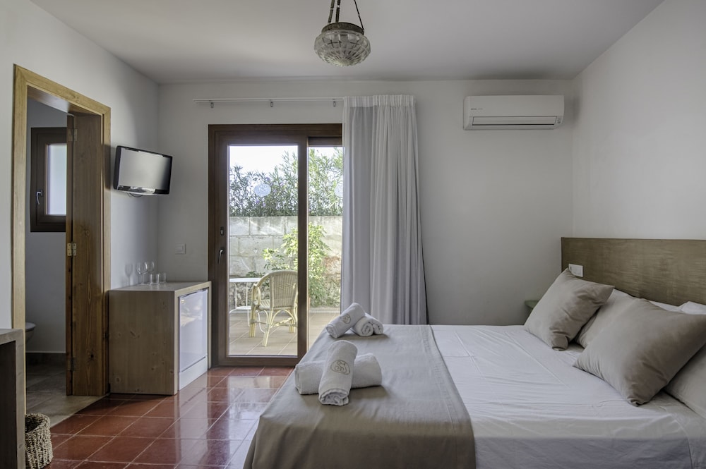 ROOM, DOUBLE BED, PATIO OR TERRACE