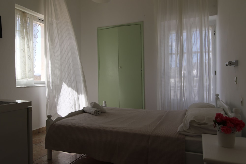 Armadoros Hotel / Ios Backpackers 10/47