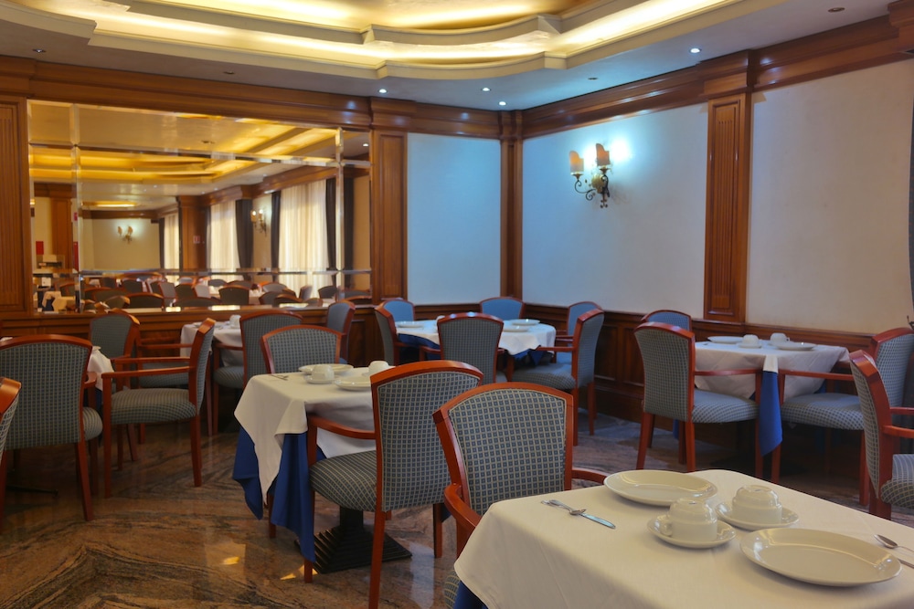 Hotel Mondial 25/28